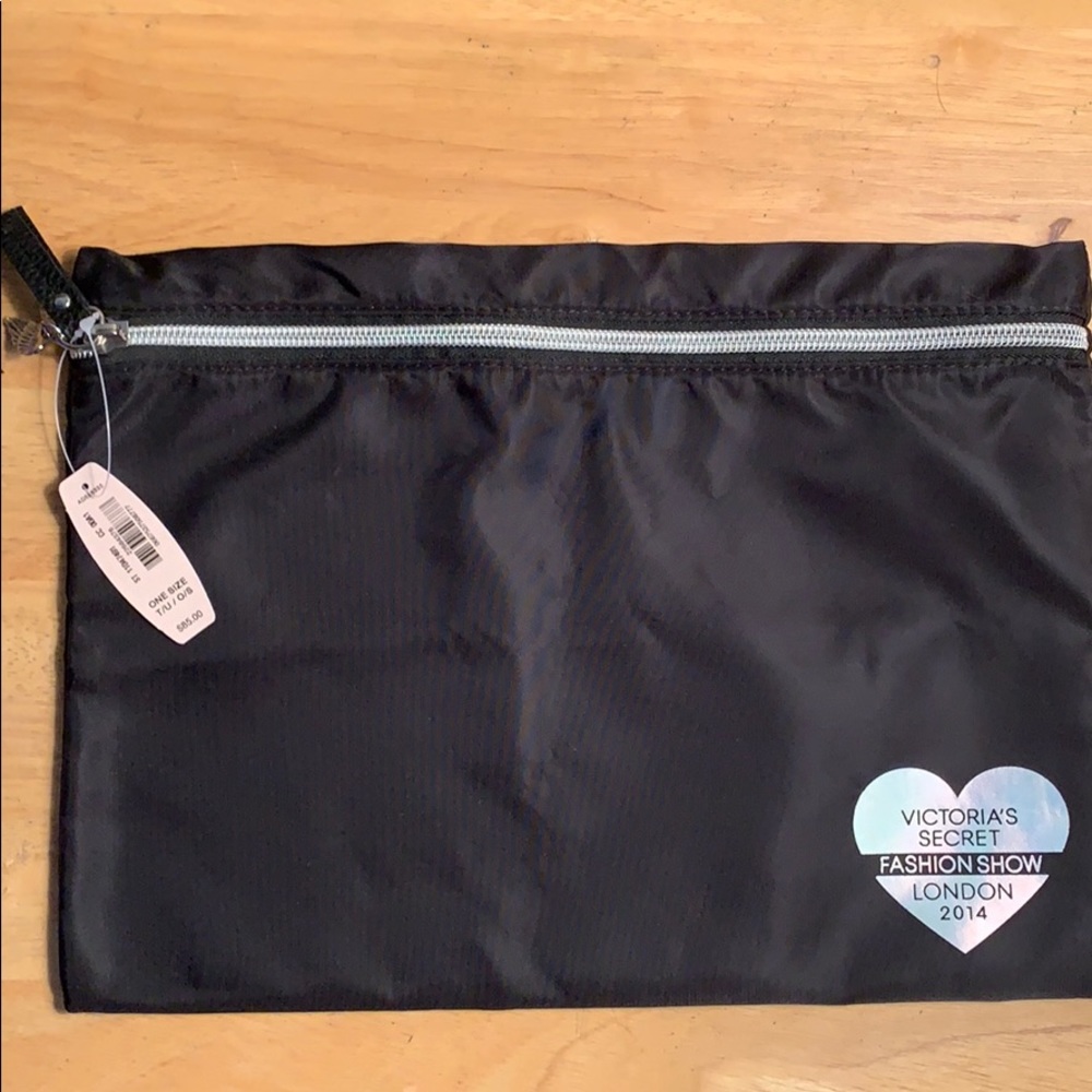 NWT VS fashion show silk pouch 💵JUST REDUCED 💵